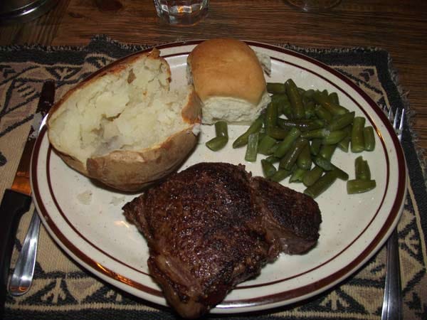 Hinterher werden in Tap Duncans historischem Ranchhaus Hähnchen, Spare Ribs und Steaks serviert.