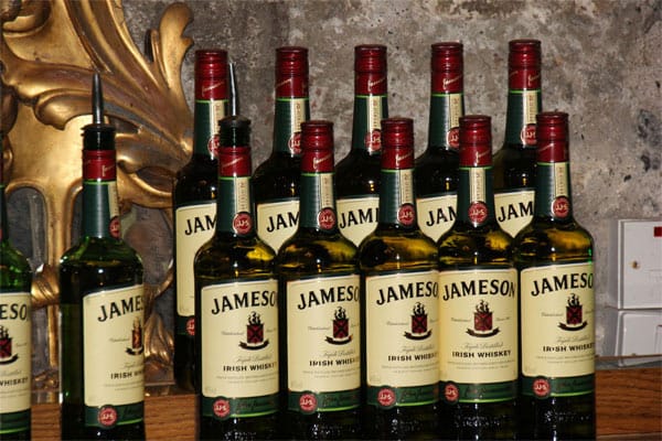 Obwohl schottische und irische Whiskys, wie der "Old Jameson", eine deutlich längere Tradition haben, gibt es inzwischen auch über 100 in Deutschland gebrannte Whiskysorten.