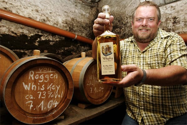 In Hessen haben sich drei Destillerien zum "Nassauer Whisky Trail" zusammengeschlossen. Holger Höhler betreibt eine davon. Hier präsentiert er den von ihm kreierten "Whesskey" im Lagerkeller seiner Destillerie in Aarbergen-Kettenbach.