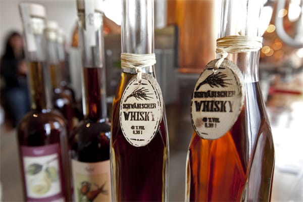 Bereits seit Herbst 2012 verbindet der knapp 80 Kilometer lange "Schwäbische Whisky Trail" mehr als ein Dutzend Brennereien im "Ländle".