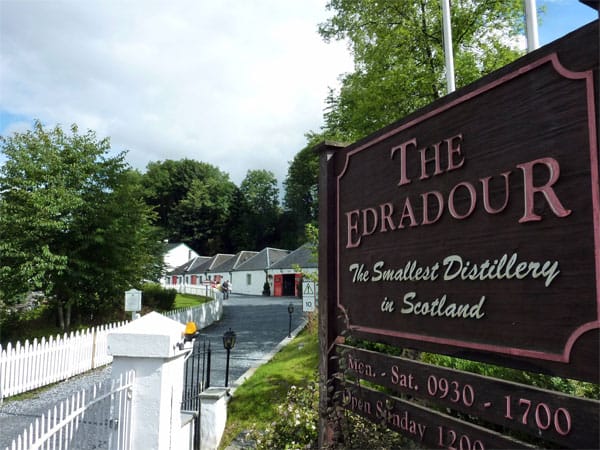 Schottischer Whisky kann auf eine mehrere Jahrhunderte alte Tradition zurückblicken und sich großer Beliebtheit erfreuen. Die kleinste schottische Destillerie ist die "Edradour".