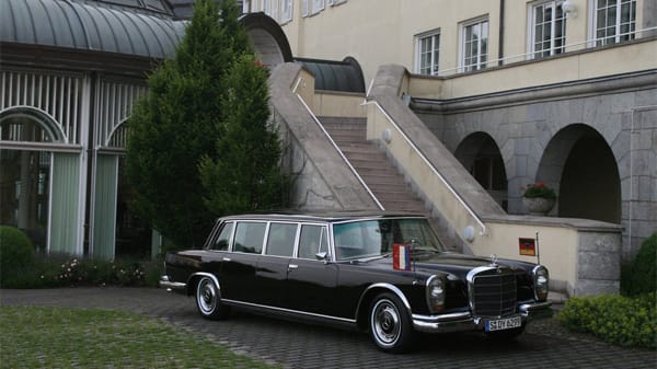 Alles eine Sache der Perspektive: Aus diesem Blickwinkel sieht sogar der Mercedes 600 Pullman der Bundesregierung klein aus.