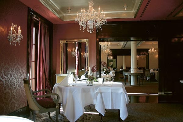 Sterne-Koch Boris Benecke, der für seine besonders leichte Küche bekannt ist, hat im Gourmet-Restaurant des Schlosshotels Fürstenruhe das Sagen am Herd.