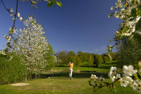 Ein anliegender 27-Loch-Golfplatz lädt zum Spielen ein.
