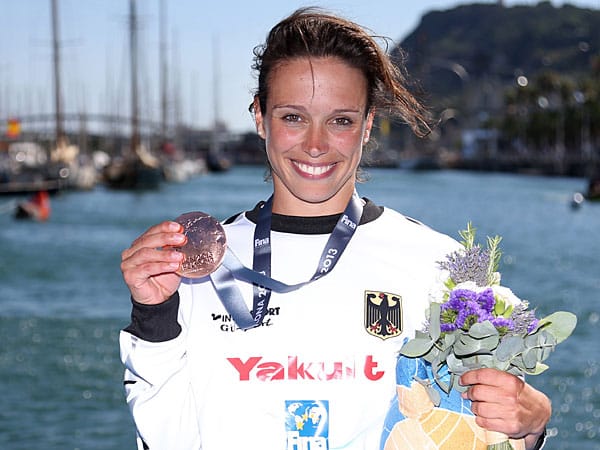 Strahlkraft: Anna Bader freut sich über ihre Bronzemedaille nach der WM-Premiere im Klippenspringen.