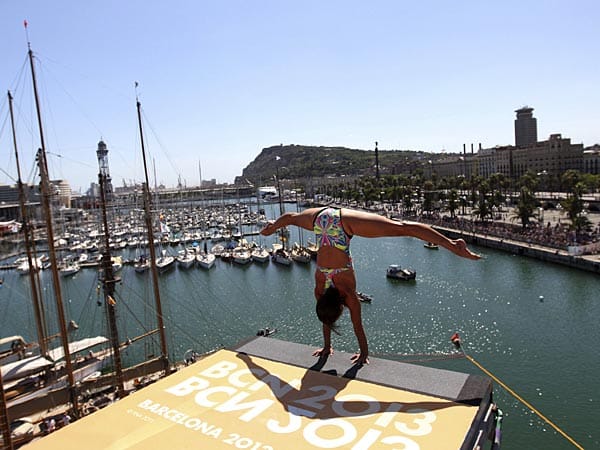 Haltung angenommen: Anna Bader beim Klippenspringen mit einer ungewöhnlichen Perspektive vom Hafen in Barcelona.