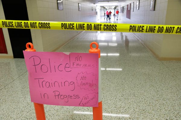 Vorsicht: Polizeiübung! Das Training findet unter realistischen Bedingungen auf den Fluren und in den Klassenzimmern der High School statt.