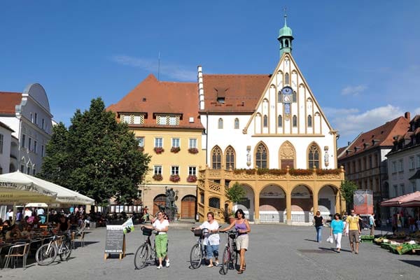 Radfahrer in Bayern, Amberg: Markt mit Rathaus.