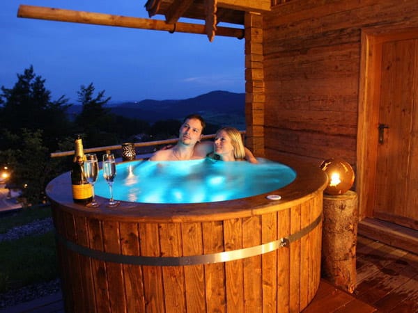 Zu diesem gehören eine Wellness-Badewanne sowie eine finnische Sauna und ein Außenwhirlpool mit Panoramablick auf den Bayerischen Wald.
