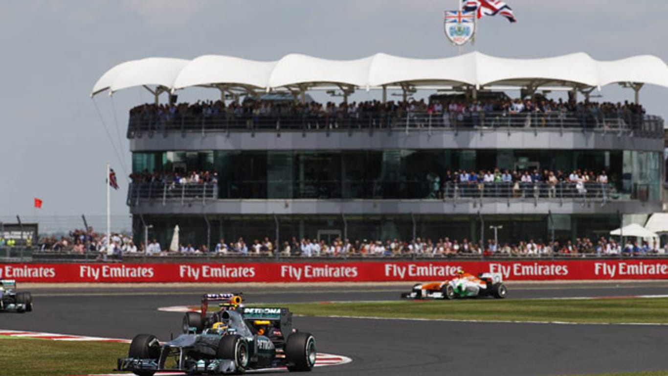 Lewis Hamilton rast über die Traditionsstrecke in Silverstone.