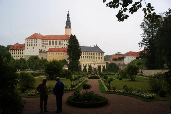 Der Barockgarten des Schlosses prangt schöner denn je in blühender Geometrie. 2002 war er von der Jahrhundertflut verwüstet worden.