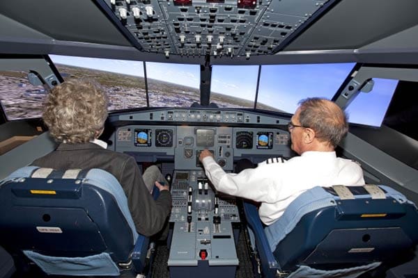 Das Cockpit im Simulator ist größtenteils originalgetreu, auch die meisten Instrumente erfüllen ihre Funktion, wie in einem richtigen Flugzeug.