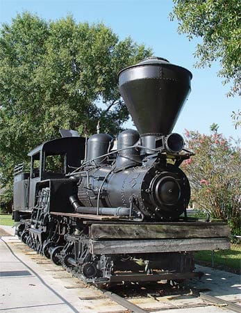 Die Shay-Lokomotive hatte ein Getriebe, das unter der Abdeckung vor dem Fahrerhaus zu erkennen ist. Sie war gut geeignet für hügeliges Gelände.
