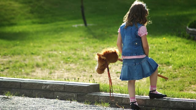 Wenn Ihr Kind nicht mit anderen Kindern spielt, könnte Schüchternheit der Grund sein.