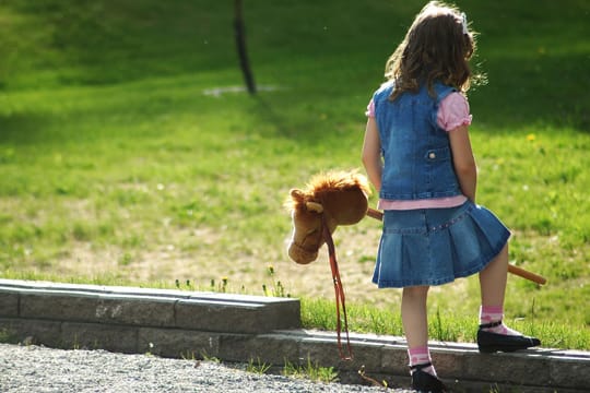 Wenn Ihr Kind nicht mit anderen Kindern spielt, könnte Schüchternheit der Grund sein.