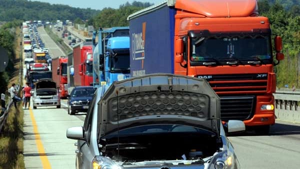 Auf der Autobahn 3 hebt sich auf einem Abschnitt zwischen Diez und Limburg die Fahrbahn. In Richtung Frankfurt kommt es zu einem zwischenzeitlich rund 20 Kilometer langen Stau.