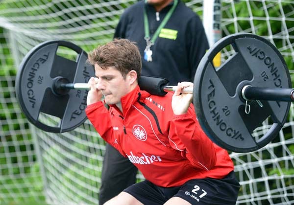 Der Schweizer Nationalspieler Primin Schwegler trägt die Verantwortung für das Team von Eintracht Frankfurt. Trainer Armin Veh vertraut beim Europa-League-Teilnehmer auch in der kommenden Saison auf den defensiven Mittelfeldspieler als Kapitän.