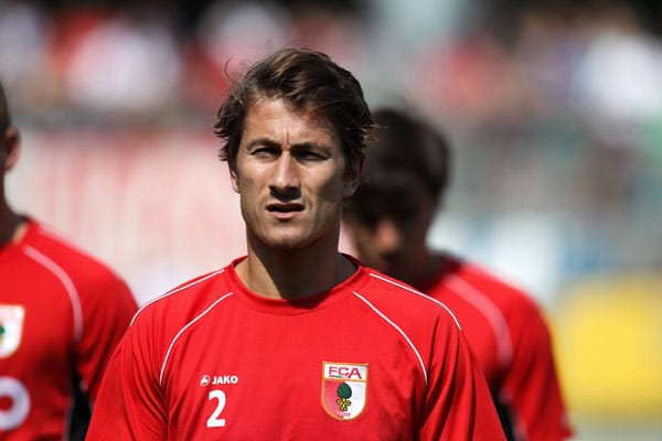 Mit 29 Jahren ist der Kapitän des FC Augsburg Nationalspieler der Niederlande geworden. Louis van Gaal nominierte Paul Verhaegh erstmals für den vorläufigen Nationalelf-Kader. Der Rechtsverteidiger spielt seit 2010 für den FCA.