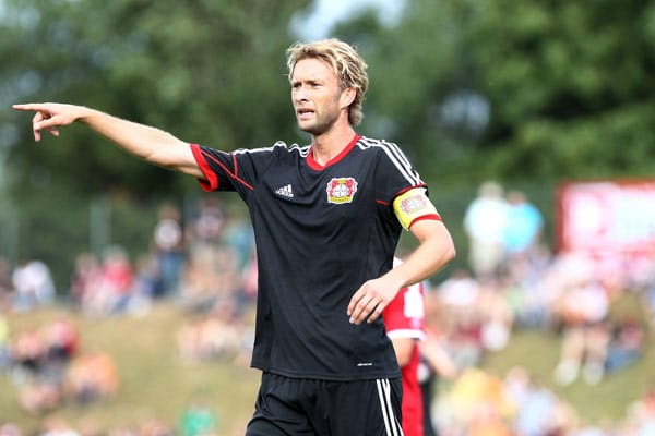 Bayer 04 Leverkusen startet mit Simon Rolfes in die 51. Bundesliga-Saison. Der Routinier gehört zwar nicht immer zur ersten Elf. Aufgrund seiner Erfahrung ist der Routinier als Sprachrohr des Trainers auf dem Platz und auch außerhalb sehr gefragt.