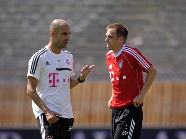 In der Kennenlernphase befinden sich der neue Bayern-Trainer Pep Guardiola und sein Kapitän Philipp Lahm im Sommer 2013. Guardiola bringt viele neue Ideen mit nach München. An Lahms Führungsposition innerhalb des Klubs wird auch der Spanier nichts ändern.