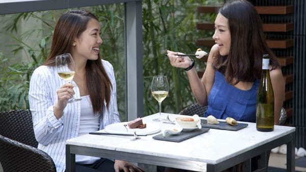 In asiatischen Metropolen ist immer mehr Wein zum Essen gefragt. Wer ein paar Grundregeln beachtet, findet zu den vielfältigen und teils konträren Aromen auf den Tellern den passenden Begleiter im Glas.