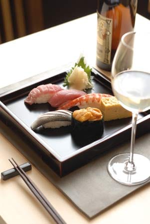 Der Knackpunkt bei Sushi sind die dazu gereichte Sojasoße und der Wasabi - am besten passt dazu ein Wein mit wenig Gerbsäure.
