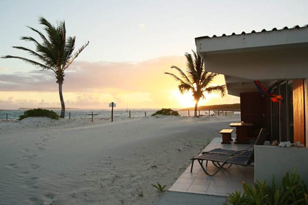 Am feinen Sandstrand und dem kristallklaren Wasser der Französischen Antillen liegt das "FKK-Hotel Club Orient Resort".