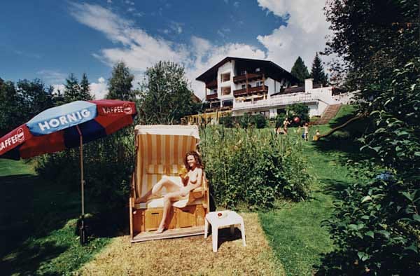 Das von Ahornbäumen umgebene "Hotel Landhaus Lührmann" liegt im österreichischen Ramsau am Dachstein.