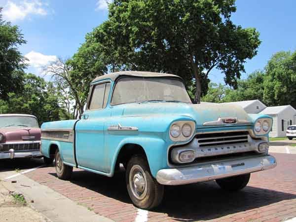 Über 50 Jahre alt, nur eine Meile auf dem Tacho: Dieser Chevrolet Cameo, Baujahr 1958, stand seit seiner Auslieferung still. Der Pick-up gehört zur verrückten Autosammlung der Familie Lambrecht.