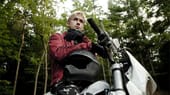 Ryan Gosling in gewohnt männlicher Rocker-Pose. Diese Szene stammt aus dem Film "The place beyond the pines", wo Gosling den waghalsigen Motorrad-Stuntfahrer Luke spielt.