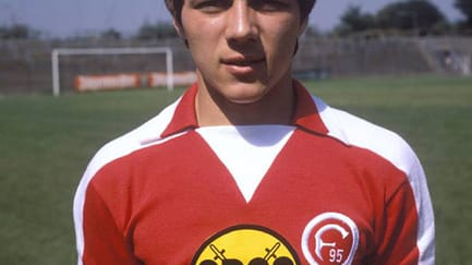 1977 (Fortuna Düsseldorf Amateure): Mit 23 Jahren trägt Josef Weikl im zweiten Endspiel um die Deutsche Amateurmeisterschaft ein Tor dazu bei, den Titel zu holen. Mit 25 Jahren heißt Weikls Gegner nicht SV Sandhausen, sondern FC Barcelona. Statt der Amateurmeisterschaft, steht der Europapokal der Pokalsieger auf dem Spiel. Weikl und Kollegen unterliegen knapp mit 3:4 nach Verlängerung. Weikl erarbeitet sich bis 1988 den Rang einer Fortuna-Ikone, läuft alleine 303 Mal in der Bundesliga auf.