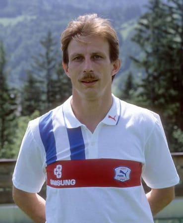 1981 (1. FC Köln Amateure): Vom Spieler Christoph Daum ist - im Gegensatz zum Christoph Daum als Trainer - fast nichts bekannt. Allerdings schafft es der Spieler Christoph Daum, auf dem Höhepunkt abzutreten. Er wird - wenngleich im Endspiel gegen den FC St. Pauli nicht eingesetzt - mit 27 Jahren Deutscher Amateurmeister und übernimmt anschließend die siegreiche Truppe als Trainer.