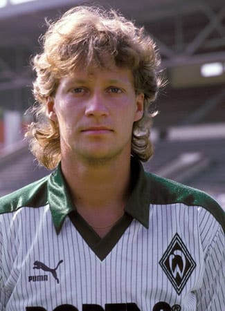 1985 (SV Werder Bremen Amateure): Lediglich 3000 Zuschauer, der schlechteste Endspielbesuch des Jahrzehnts, interessieren sich am 22. Juni 1985 für das 3:0 ihrer Werder-Amateure über den DSC Wanne-Eickel. Dabei gibt es in den Reihen der Grün-Weißen gleich drei künftige Nationalspieler zu bewundern. Gunnar Sauer agiert als rechter Verteidiger. Drei Jahre später schafft es der Schütze des Endspiel-2:0 als Libero des Deutschen Meisters bis ins EM-Aufgebot im eigenen Land.