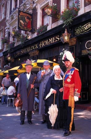 Fast ein eigenes Museum: Der "Sherlock-Holmes-Pub" in der Nähe des Parlamemts beherbergt zahlreiche Memorabilia.