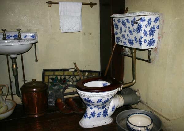 Hatte Sherlock Holmes wirklich menschliche Bedürfnisse: Das Wasserklosett direkt unterm Dach suggeriert das zumindest.