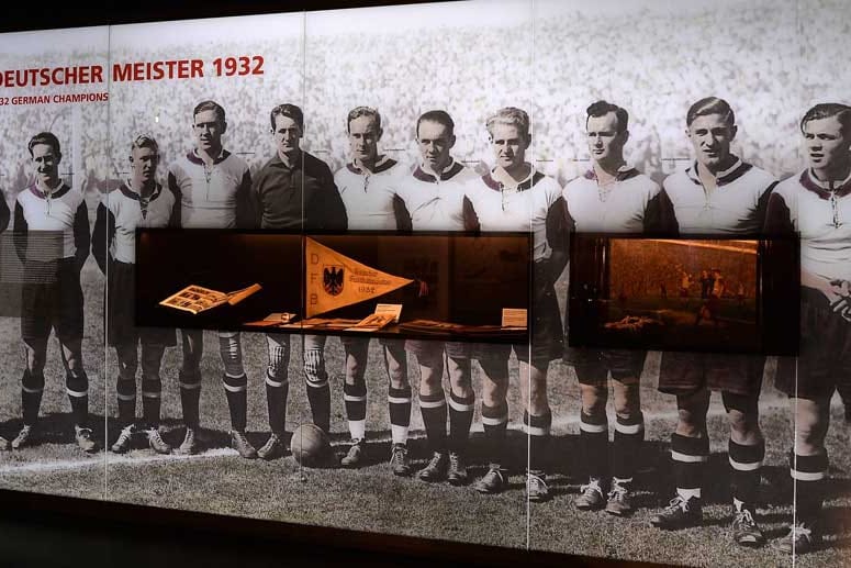 Das FCB-Museum zeigt das Foto der ersten Münchner Meistermannschaft: 1932 holt der FC Bayern unter dem österreichischen Trainer Richard Kohn seine allererste Deutsche Meisterschaft.