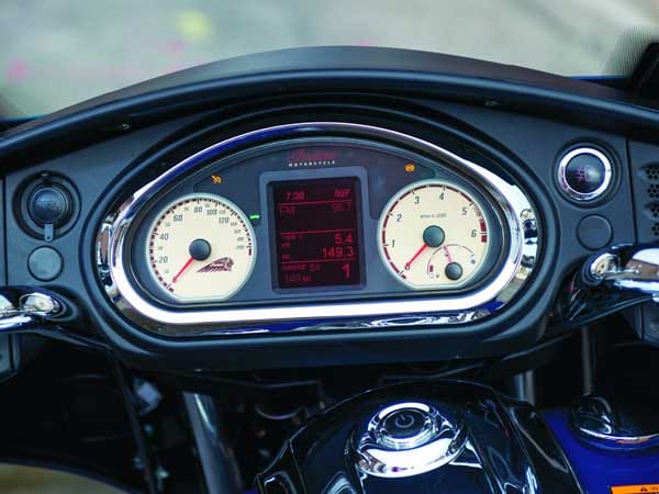 Drehzahlmesser bis 6000: Die Indian-Motoren bieten - für Motorräder ungewöhnlich - bereits bei niedrigen Touren reichlich Drehmoment und sind kommen schon ab 5500 Umdrehungen pro Minute in den Begrenzer.