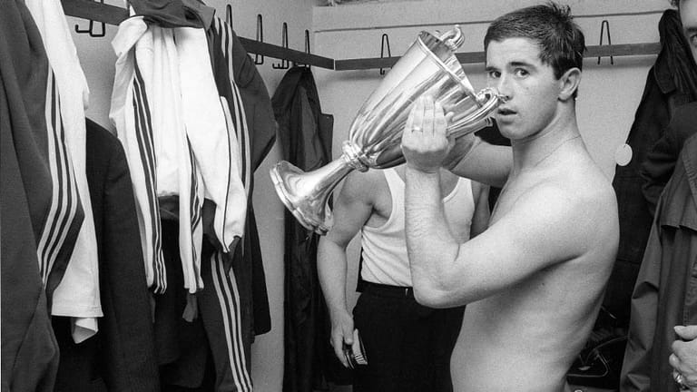 Damit feiert der FC Bayern 1967 seine Premiere als Europapokal-Sieger - und Torjäger Gerd Müller kann nach dem Finale in der Kabine einen ordentlichen Schluck aus der Trophäe nehmen,