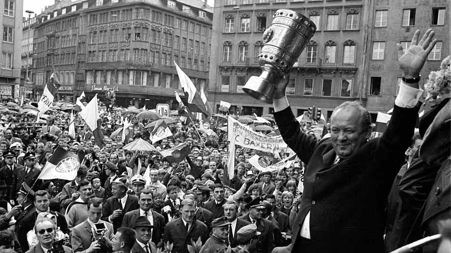 Knapp zwei Wochen später haben sich die Bayern-Spieler aber vom Feiern des europäischen Triumphs erholt und legen nach: Im DFB-Pokal-Finale 1967 schlagen sie den Hamburger SV deutlich mit 4:0 und Trainer Cajkovski kann den Fans auf dem Münchner Marienplatz zum zweiten Mal den Pott präsentieren.