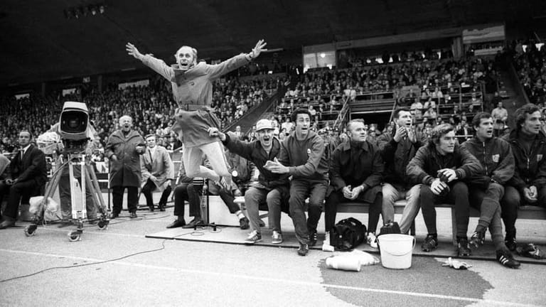 1971 beginnt die großartige Karriere von Udo Lattek als Erfolgstrainer. Sein Bayern-Team bezwingt im DFB-Pokal-Finale den 1. FC Köln (2:1 n.V.) und Lattek springt jubelnd von der Bank auf.