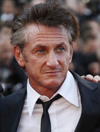 Sean Penn zählt zu den erfolgreichsten Schauspielern der Welt und ist Mann durch und durch. Sowohl Frauen seines Alters als auch junge Hüpfer kriegen bei dem Amerikaner weiche Knie.