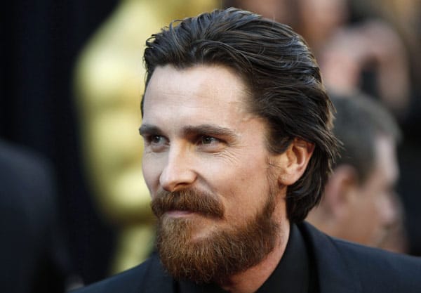 Das letzte Mal, als Christian Bale mit nacktem Gesicht gesehen wurde, liegt eine Weile zurück. Was sagt uns das? Ein richtiger Mann braucht einen richtigen Bart. Die Kombination aus Vollbart und elegantem Anzug ist einfach unschlagbar. Nachmachen unbedingt erwünscht.