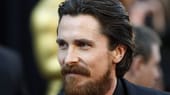 Das letzte Mal, als Christian Bale mit nacktem Gesicht gesehen wurde, liegt eine Weile zurück. Was sagt uns das? Ein richtiger Mann braucht einen richtigen Bart. Die Kombination aus Vollbart und elegantem Anzug ist einfach unschlagbar. Nachmachen unbedingt erwünscht.