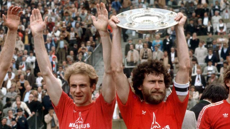 Nach fünf titellosen Spielzeiten in der Bundesliga führt das Duo Karl-Heinz Rummenigge (li.) und Paul Breitner unter dem ungarischen Trainer Pal Csernai den FC Bayern München in der Saison 1979/1980 wieder zur Deutschen Meisterschaft - der FC Breitnigge ist geboren.