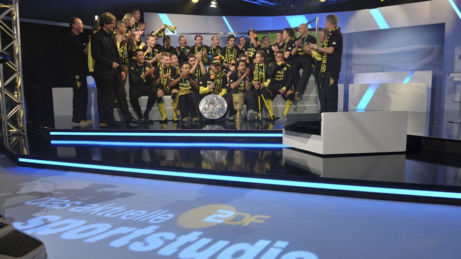 Regelmäßig bekommt die erfolgreichste Fußballmannschaft des Jahres ihre Bühne. Hier ist es der Doublesieger von 2012, Borussia Dortmund, der im Aktuellen Sportstudio feiert.