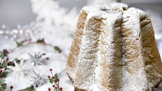 Pandoro ist ein noch süßeres Brot mit Schokoladenstückchen