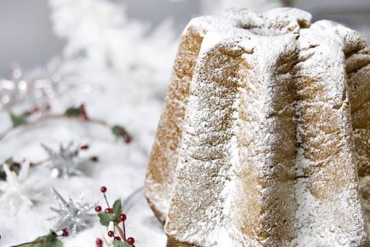 Pandoro ist ein noch süßeres Brot mit Schokoladenstückchen