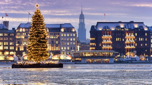 Binnenalster mit beleuchtetem Weihnachtsbaum in Hamburg.