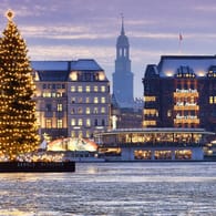 Binnenalster mit beleuchtetem Weihnachtsbaum in Hamburg.