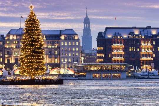 Binnenalster mit beleuchtetem Weihnachtsbaum in Hamburg.